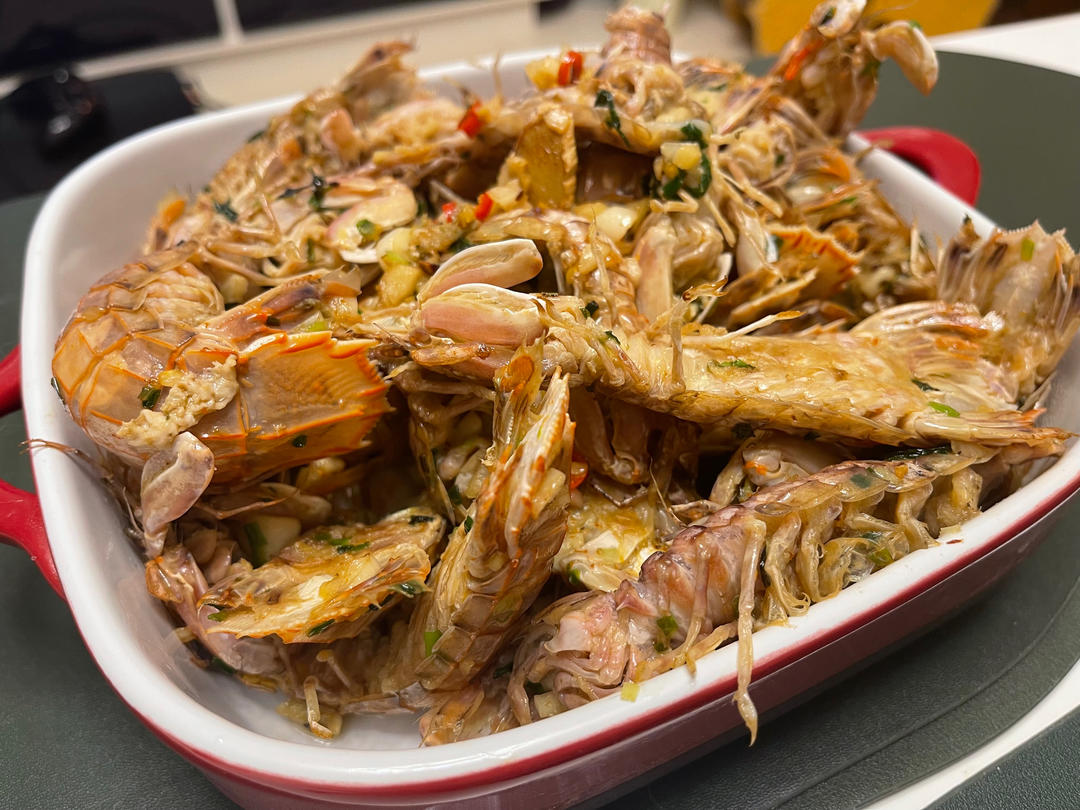 无油炸版的椒盐皮皮虾和巧拨虾壳的方法