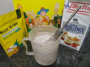 [夏日甜品]无蛋黄无冰渣的牛奶奥利奥奶油冰淇淋（量米杯/蛋糕杯版）的做法 步骤3