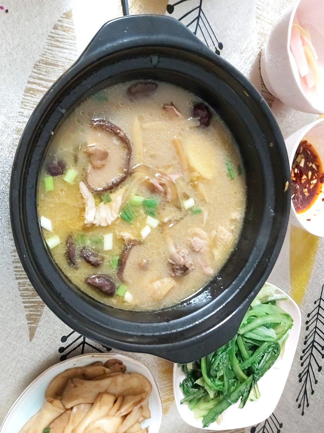 香菇炖鸡汤