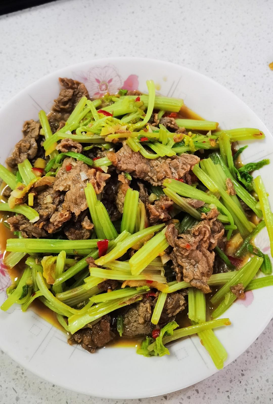 好吃到邻居敲门蹭饭的芹菜炒牛肉！