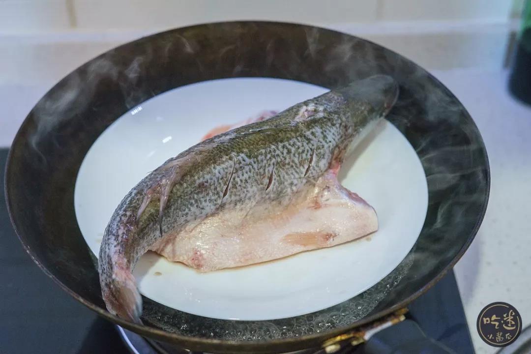 泰式蒸鲈鱼——只需6分钟，让你1秒到泰国！的做法 步骤3