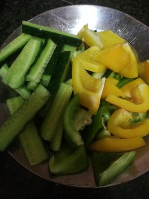 黄瓜炒彩椒的做法 步骤1