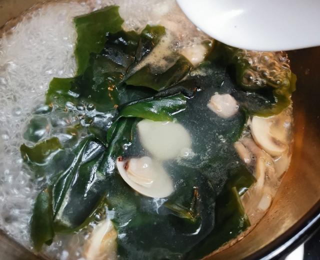 家常汤水——裙带菜白贝蘑菇汤的做法