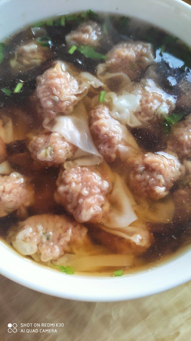 就像有句话所说：成年人的世界里，从来就没有“容易”二字。很多时候，你只能单枪匹马，直面生活的兵荒马乱。