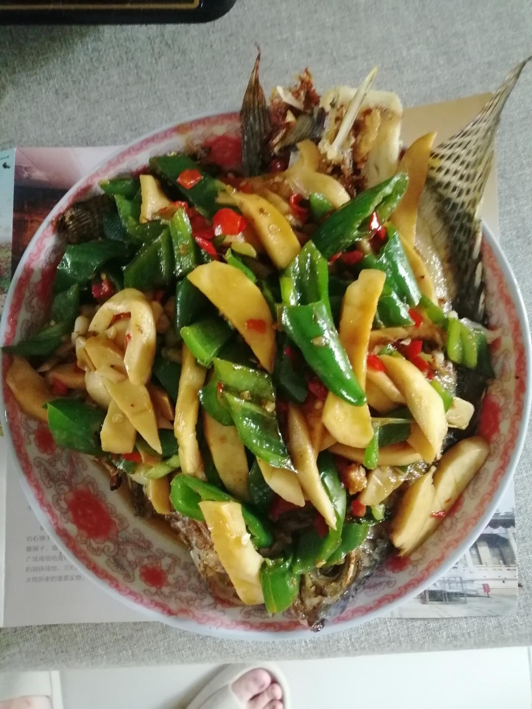 青椒鲍菇焖罗非鱼的做法