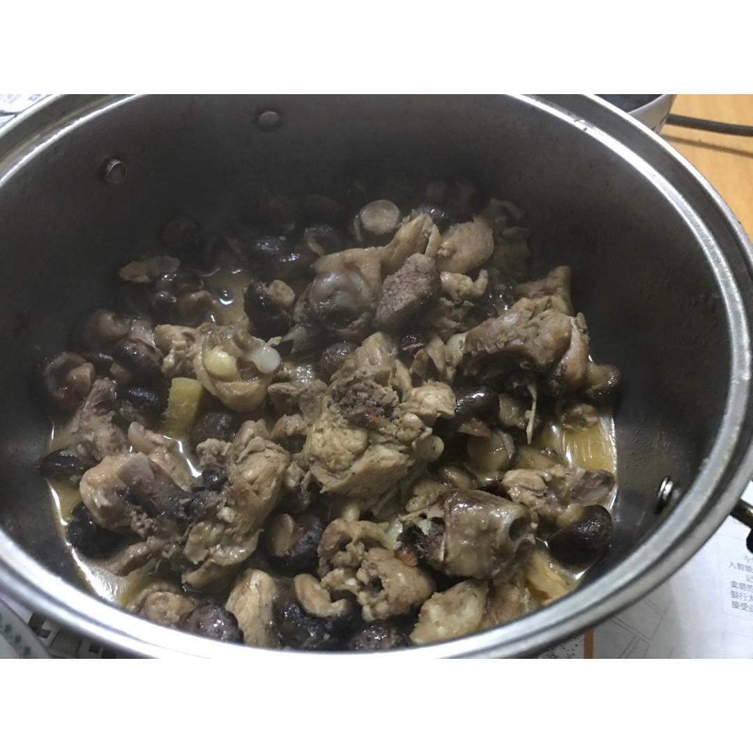 香菇炖鸡腿