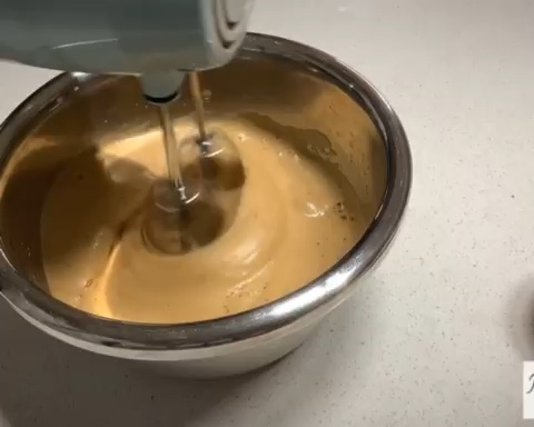 肉桂椰子奶油可可杯子蛋糕（内含两种可可杯子做法）的做法 步骤6