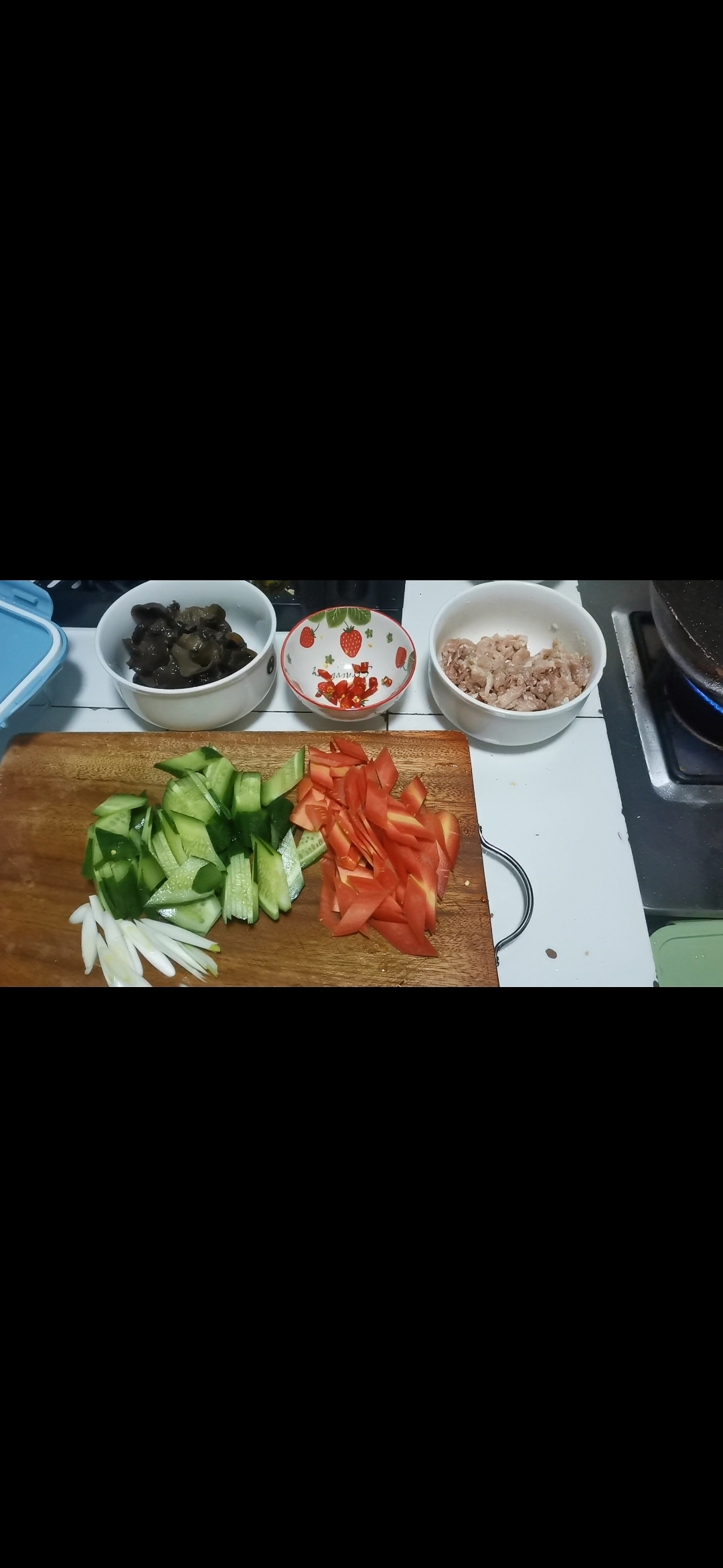 黄瓜木耳炒肉的做法 步骤1