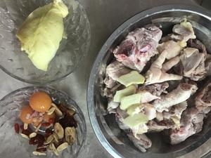 榴莲壳煲老鸡的做法 步骤1