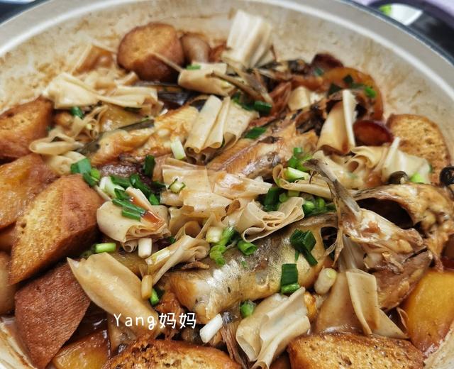 家常/腊肉炖鱼锅的做法
