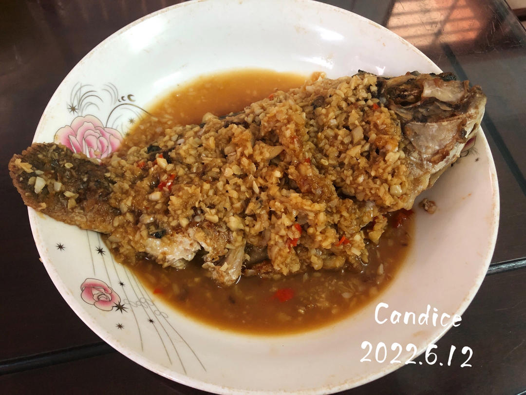 外酥里嫩的香煎鲫鱼（内附煎鱼不破皮方法）快来一起交作业吧
