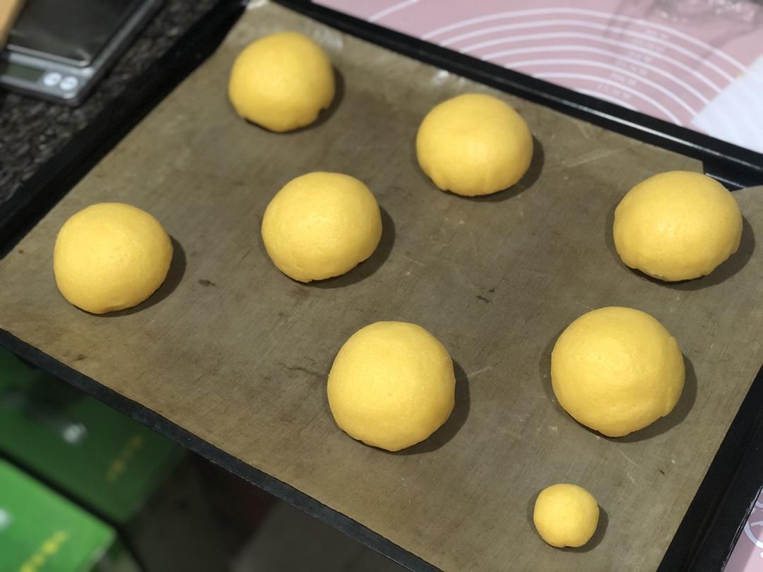 好吃到炸裂的港式菠萝包（附带制作酥皮的小视频）