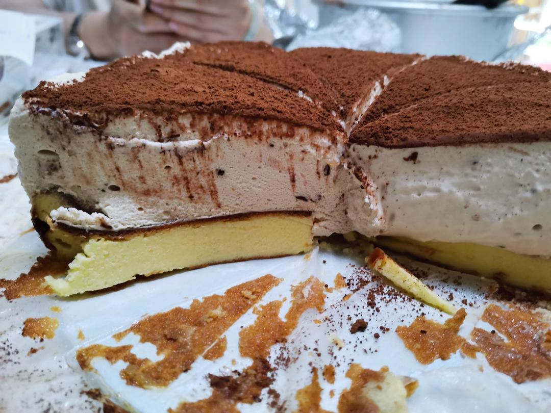 又是一道招牌，提拉米苏咖啡巴斯克蛋糕