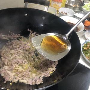 最好吃的韭黄炒肉的做法 步骤12