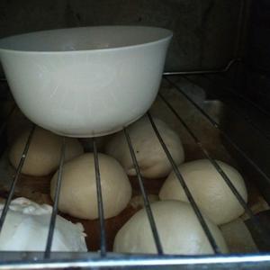 70%中种冷藏蒜香肉松面包的做法 步骤3