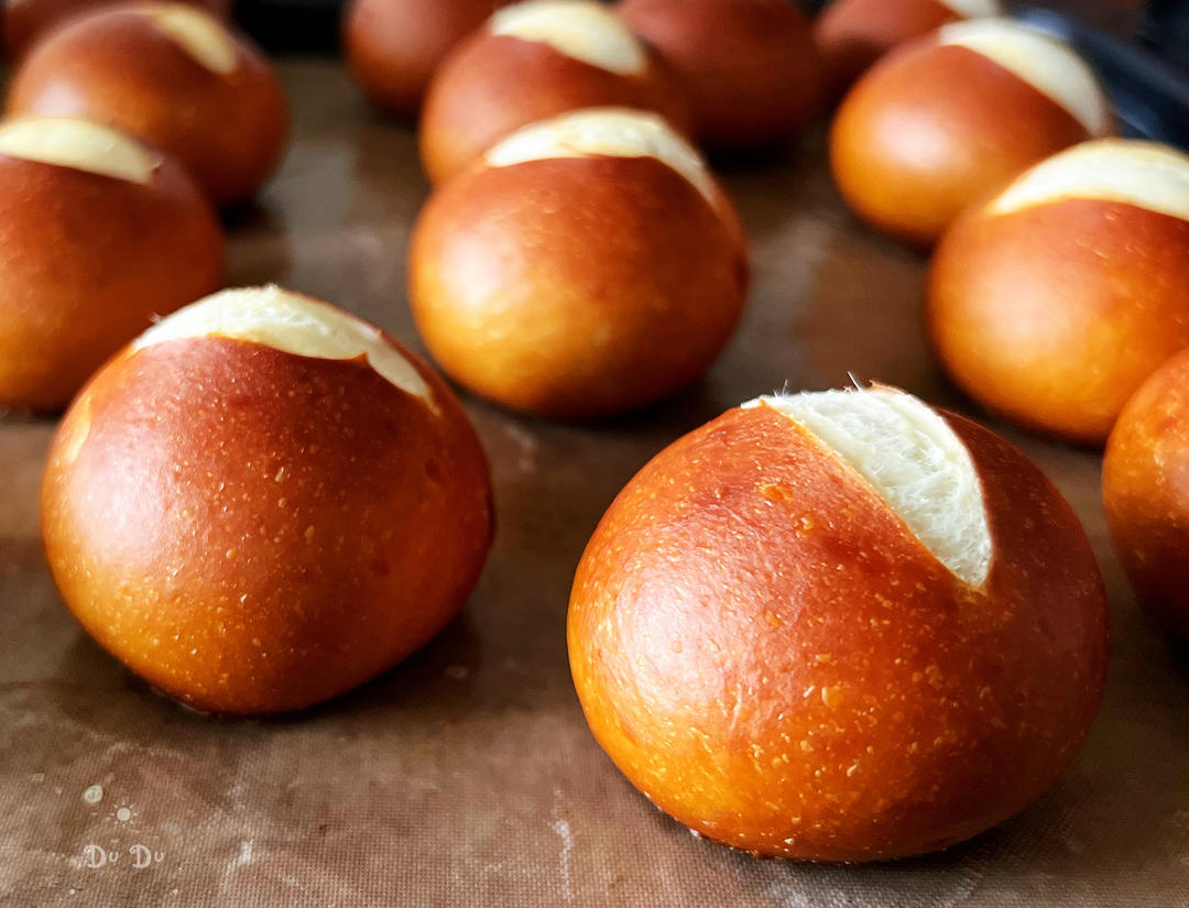 一口一个的奶酪小碱水球