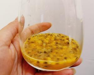 百香果蜂蜜水的做法 步骤2
