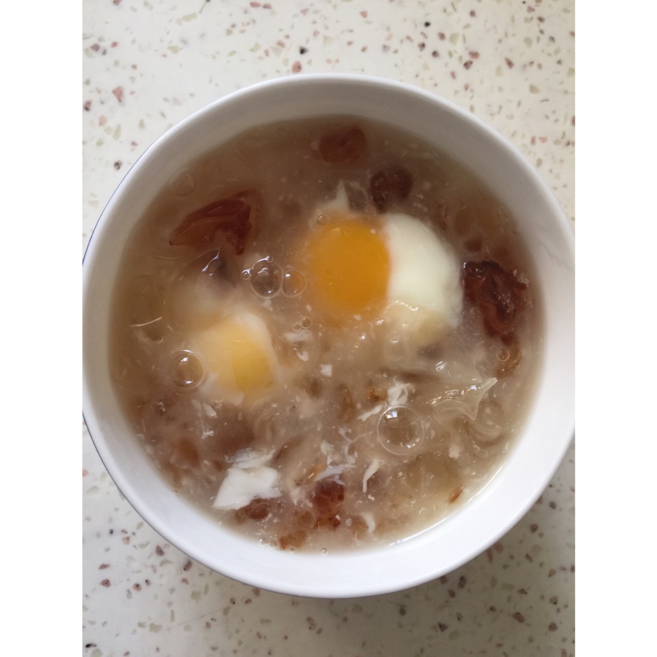 桃胶皂角米炖银耳