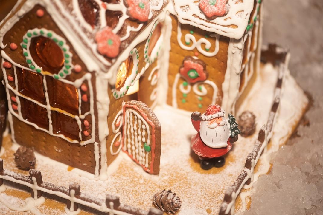 超美圣诞姜饼屋，还有糖玻璃窗户