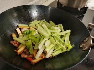 小炒豆干芹菜的做法 步骤6