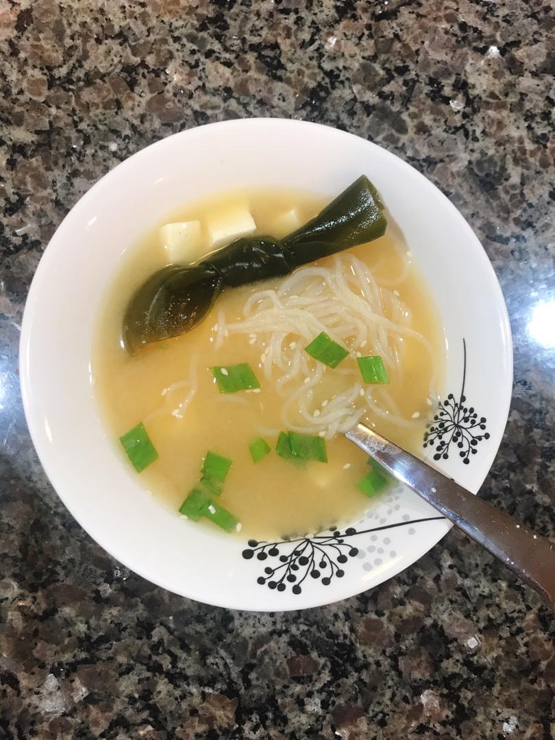 豆腐裙带菜味噌汤