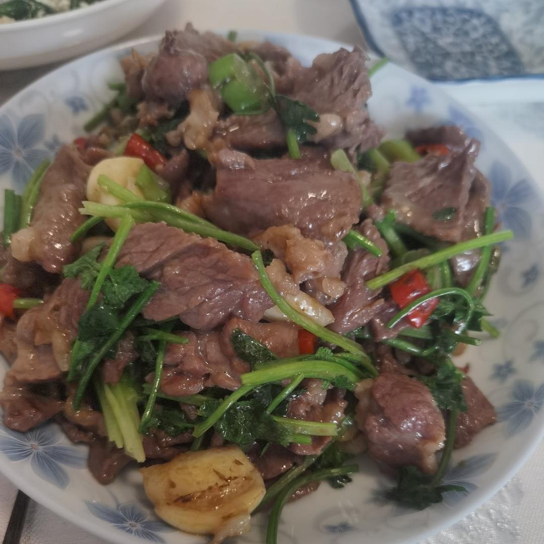 小炒黄牛肉，肉嫩味香！太好吃了简直是米饭杀手！