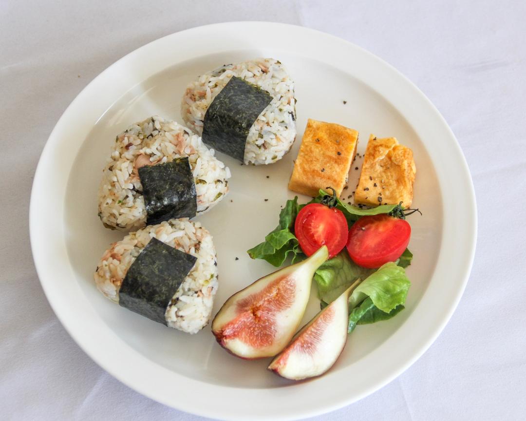 超级简单的金枪鱼饭团