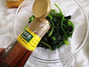 菠菜花生米-太太乐鲜鸡汁芝麻香油的做法 步骤3