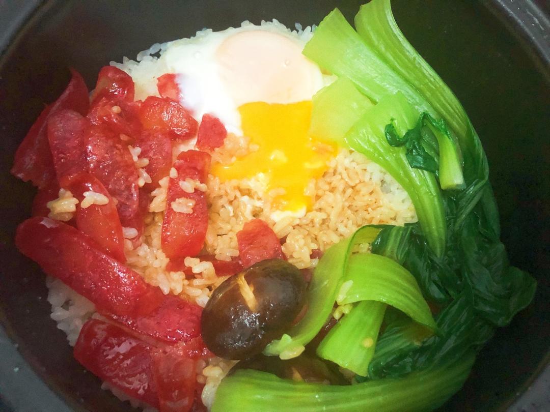 广式腊味煲仔饭