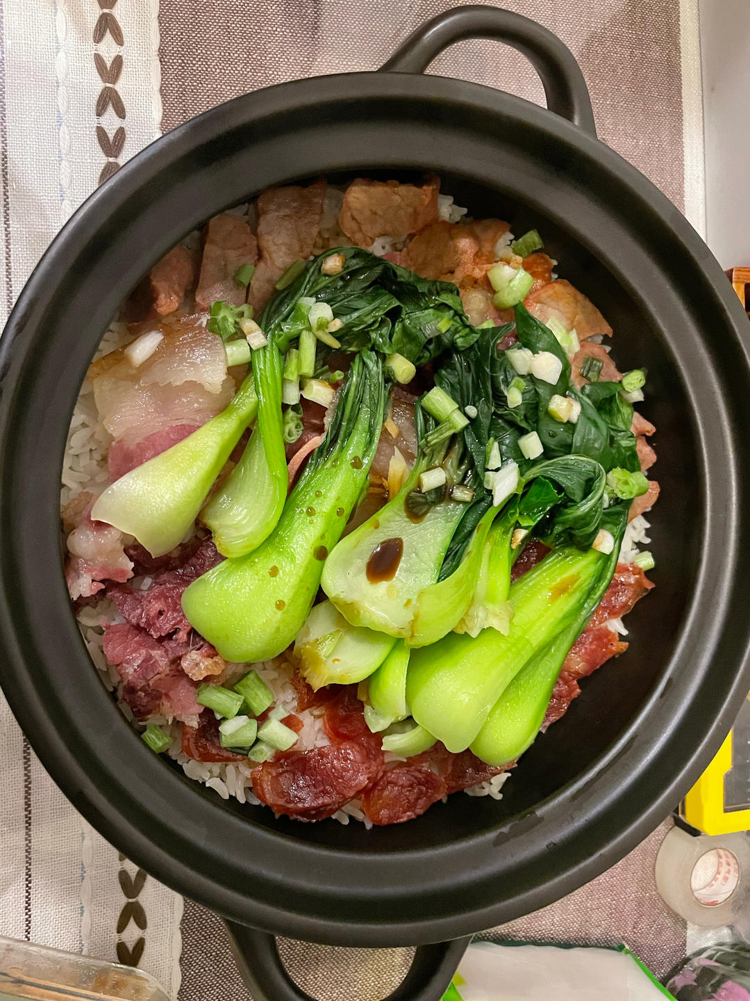 保姆级的「腊味煲仔饭2.0」加强版来了，地道老广味～