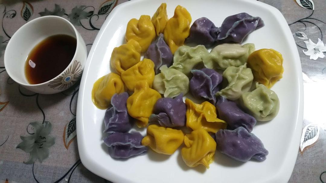 七彩饺子！彩色饺子～