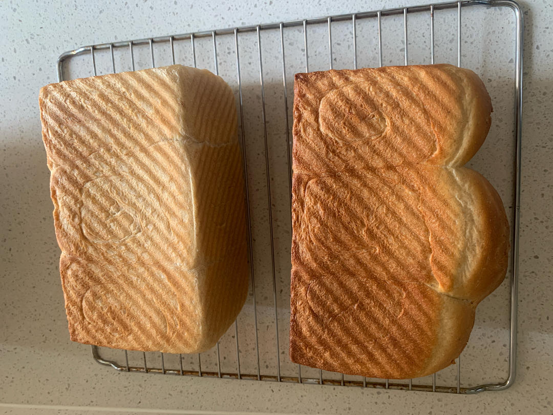 柔软的蜂蜜牛乳全麦吐司