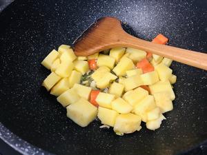 上班族的快手简单晚餐——南瓜炖土豆的做法 步骤8