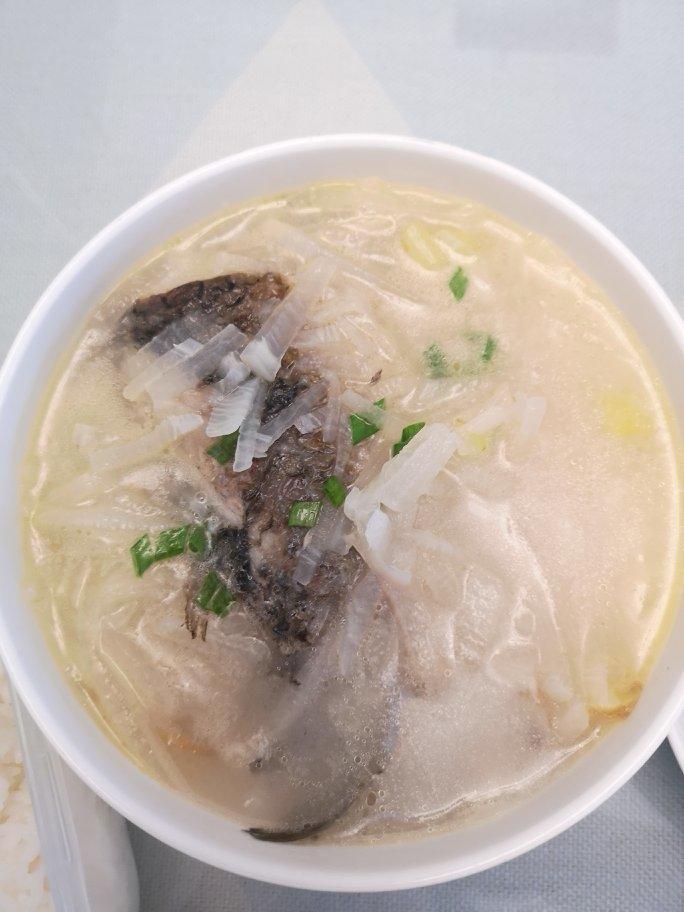 女人汤-鲫鱼萝卜丝汤