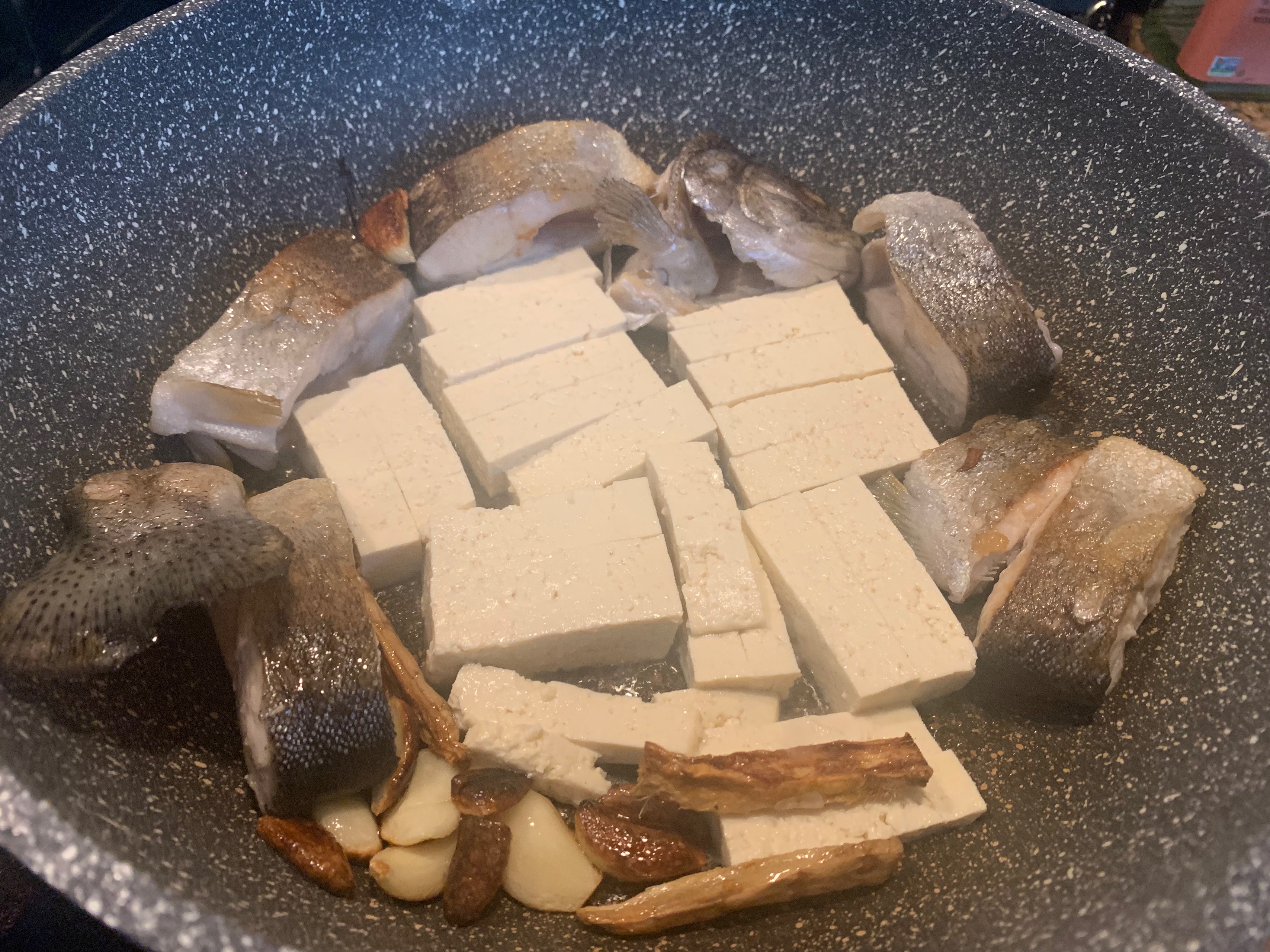 不放盐的豆腐炖粉条（有鱼在里面的那种😂）的做法 步骤5
