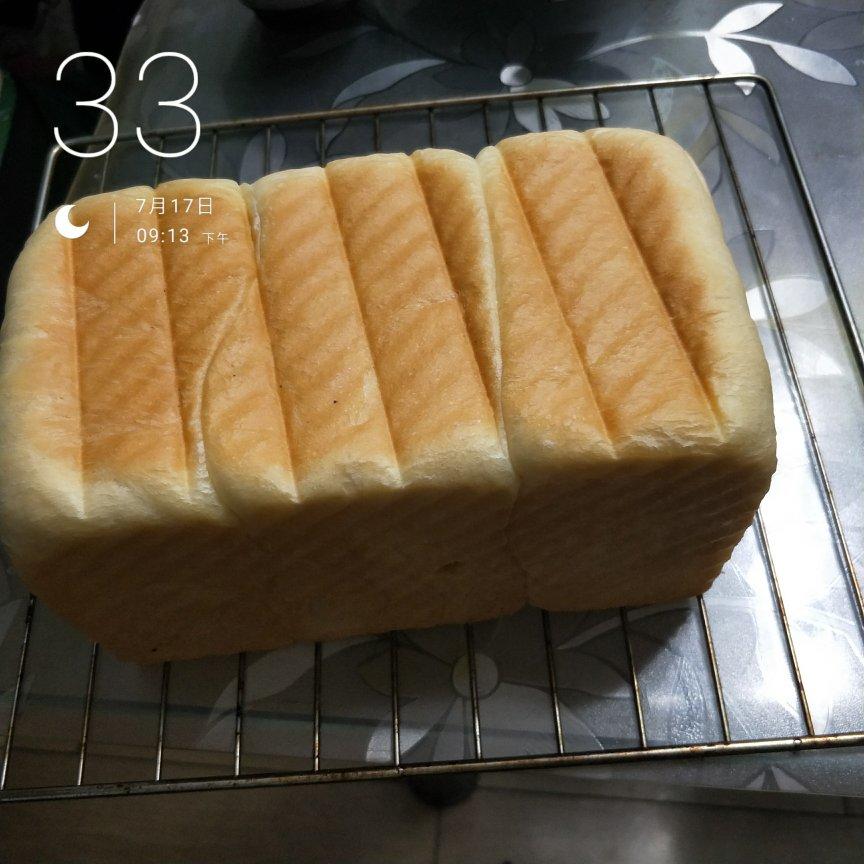 如棉花般松软的海苔肉松面包