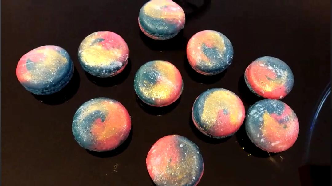 暮然回首脖子疼玲玲做的星空马卡龙制作方法圣诞节彩蛋饼身的制作