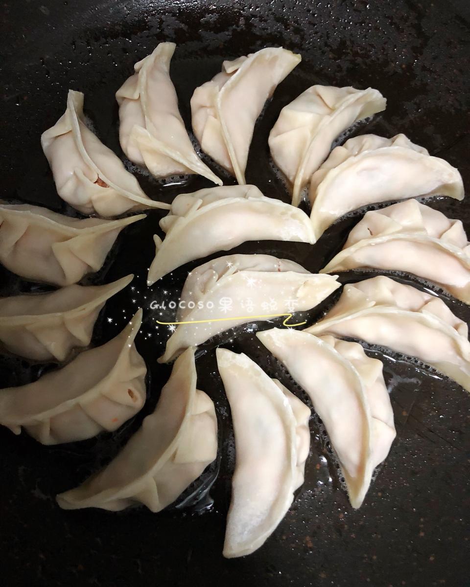 鸡蛋生煎饺子