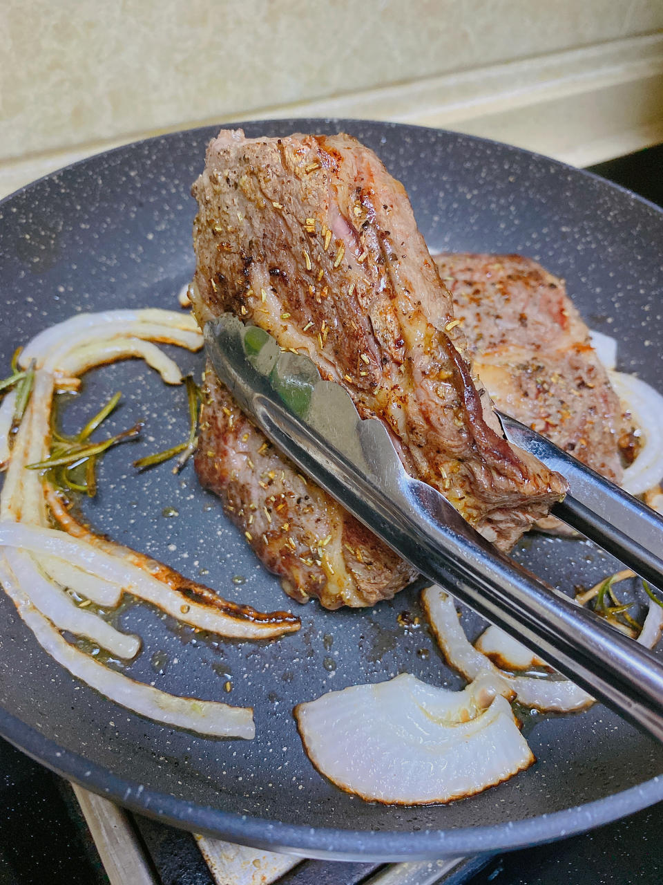 一定要这样煎牛排才鲜嫩多汁！煎牛排必收藏tips！