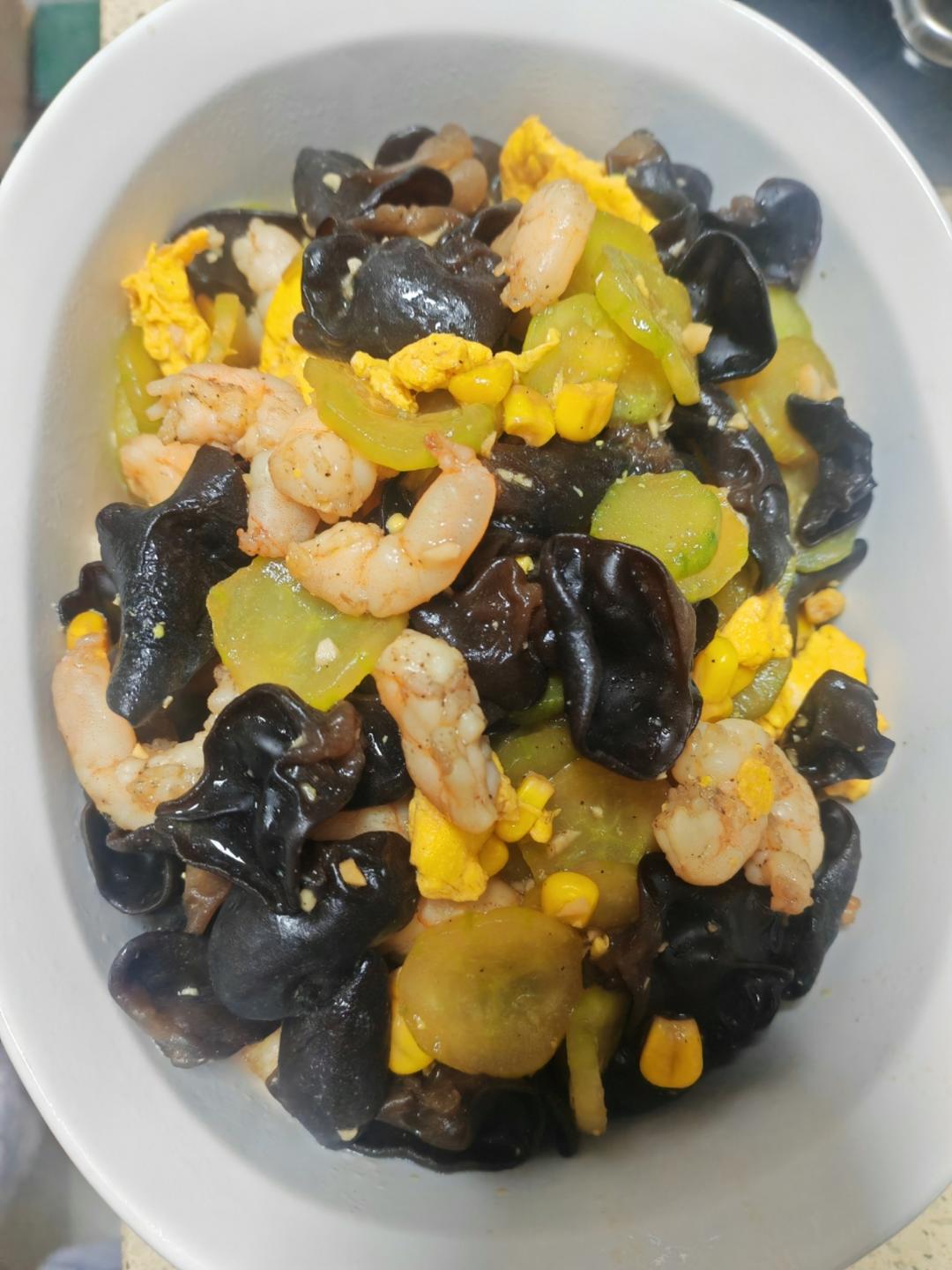 鸡蛋黄瓜炒木耳