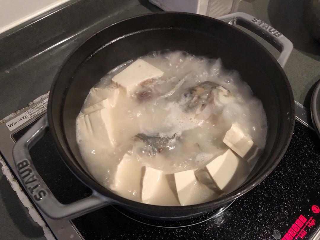 魚頭豆腐小白菜湯（湯頭奶白的秘訣）的做法 步骤5