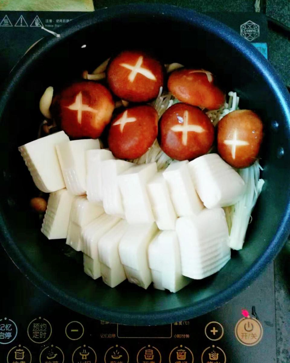 鲜菌肥牛锅