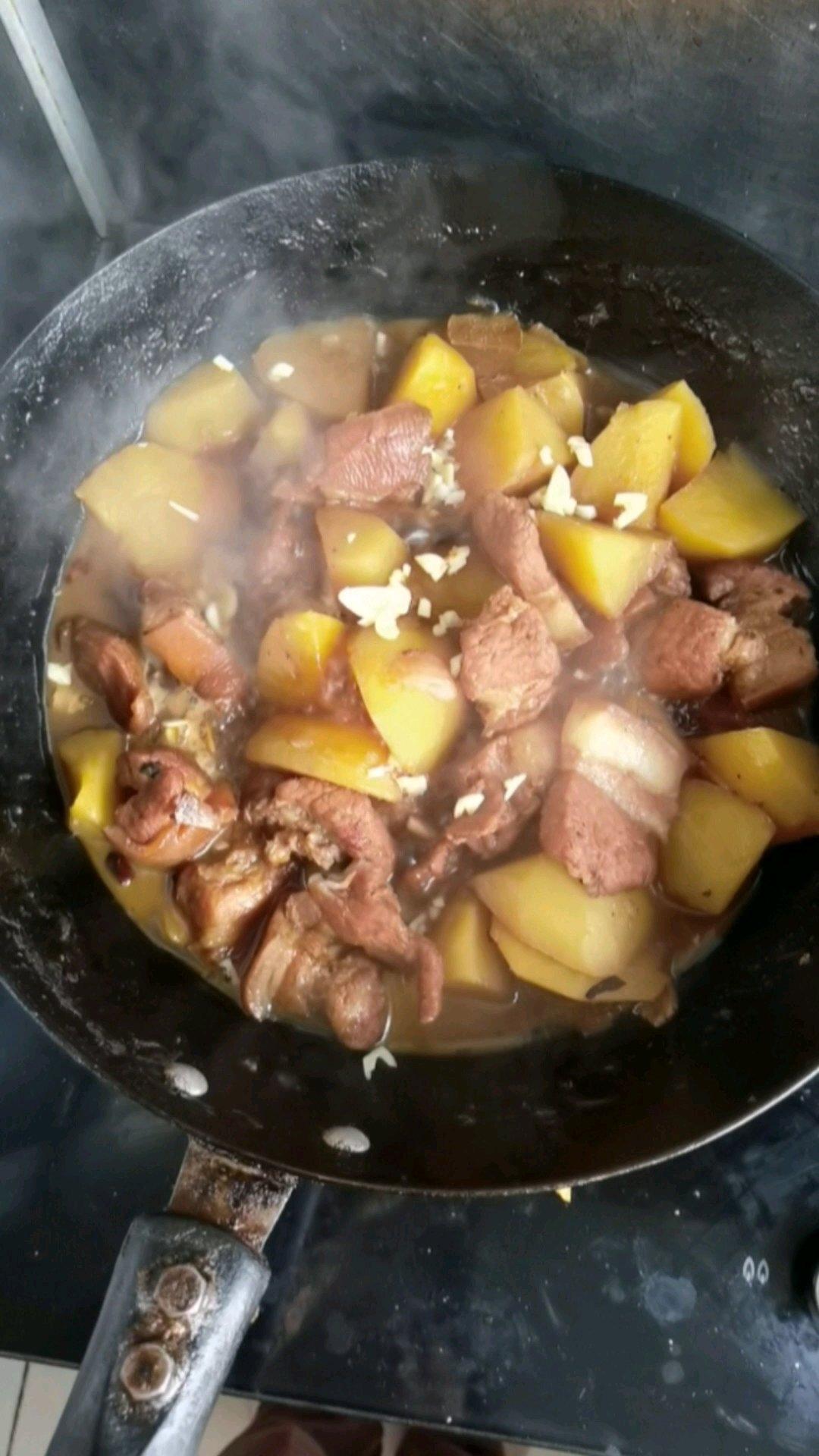 红烧肉焖土豆