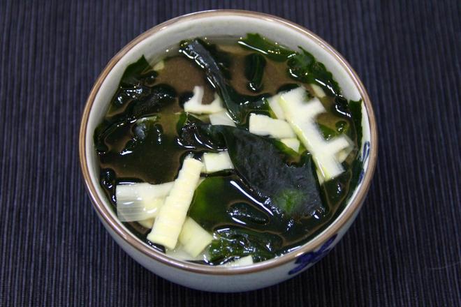 《昨日的美食》之竹笋海带芽味噌汤的做法
