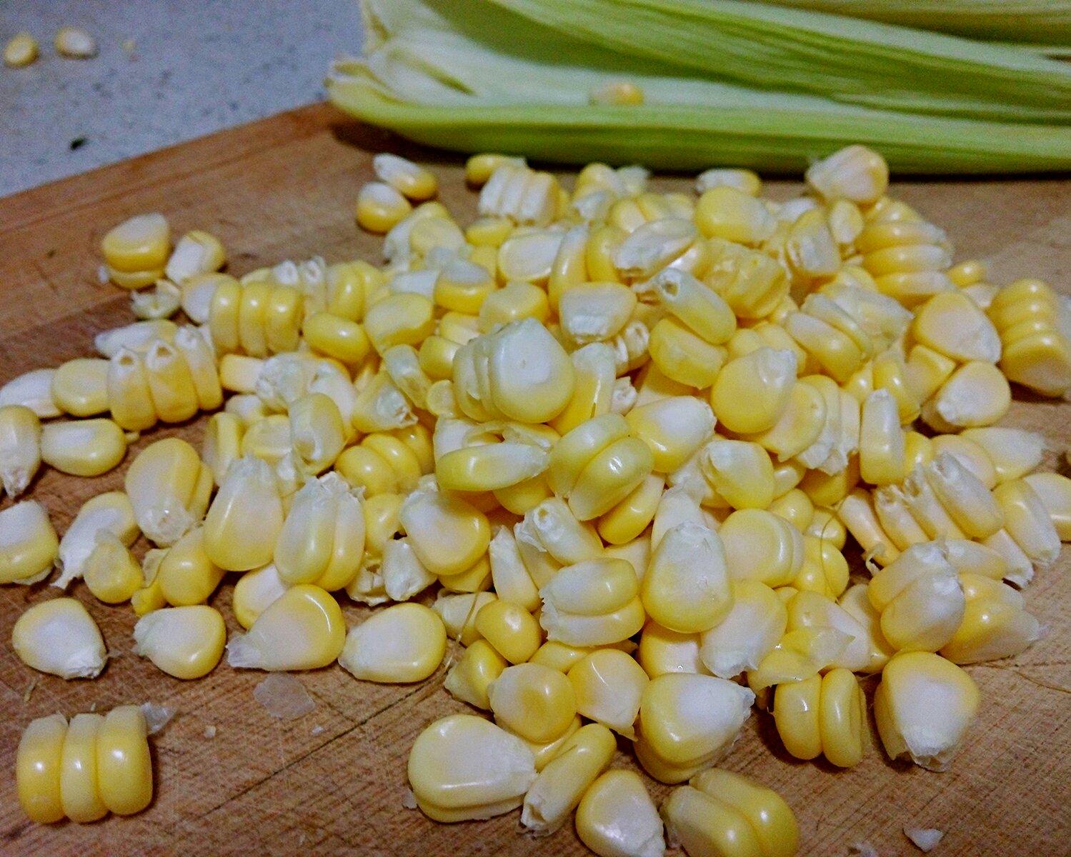 轻松便捷地剥出完整玉米粒的做法