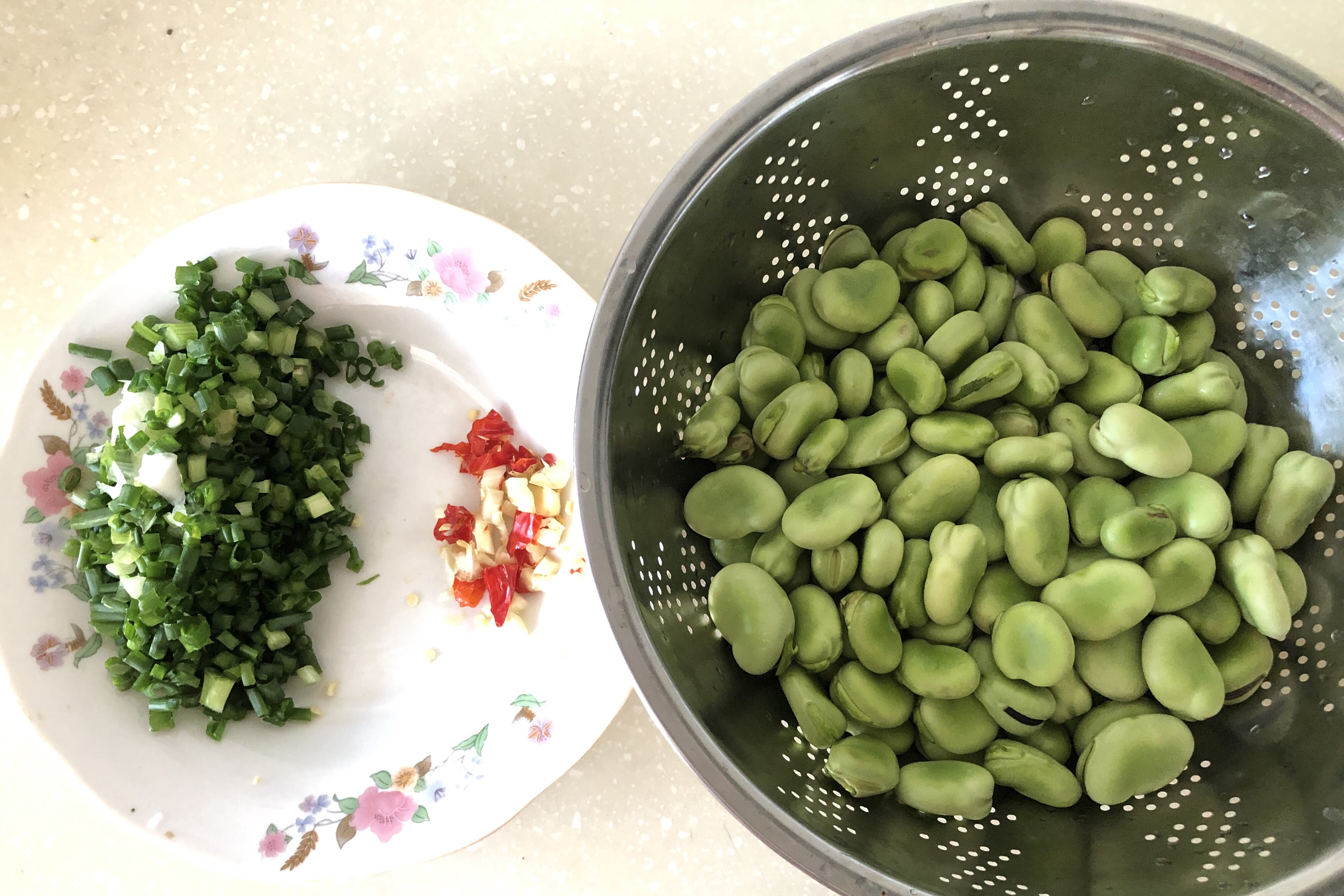 家常炒蚕豆（清炒）的做法 步骤1