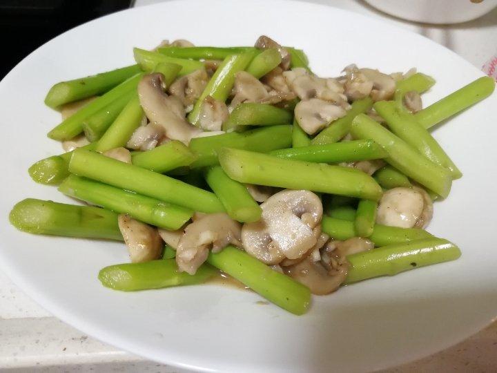 芦笋炒蘑菇