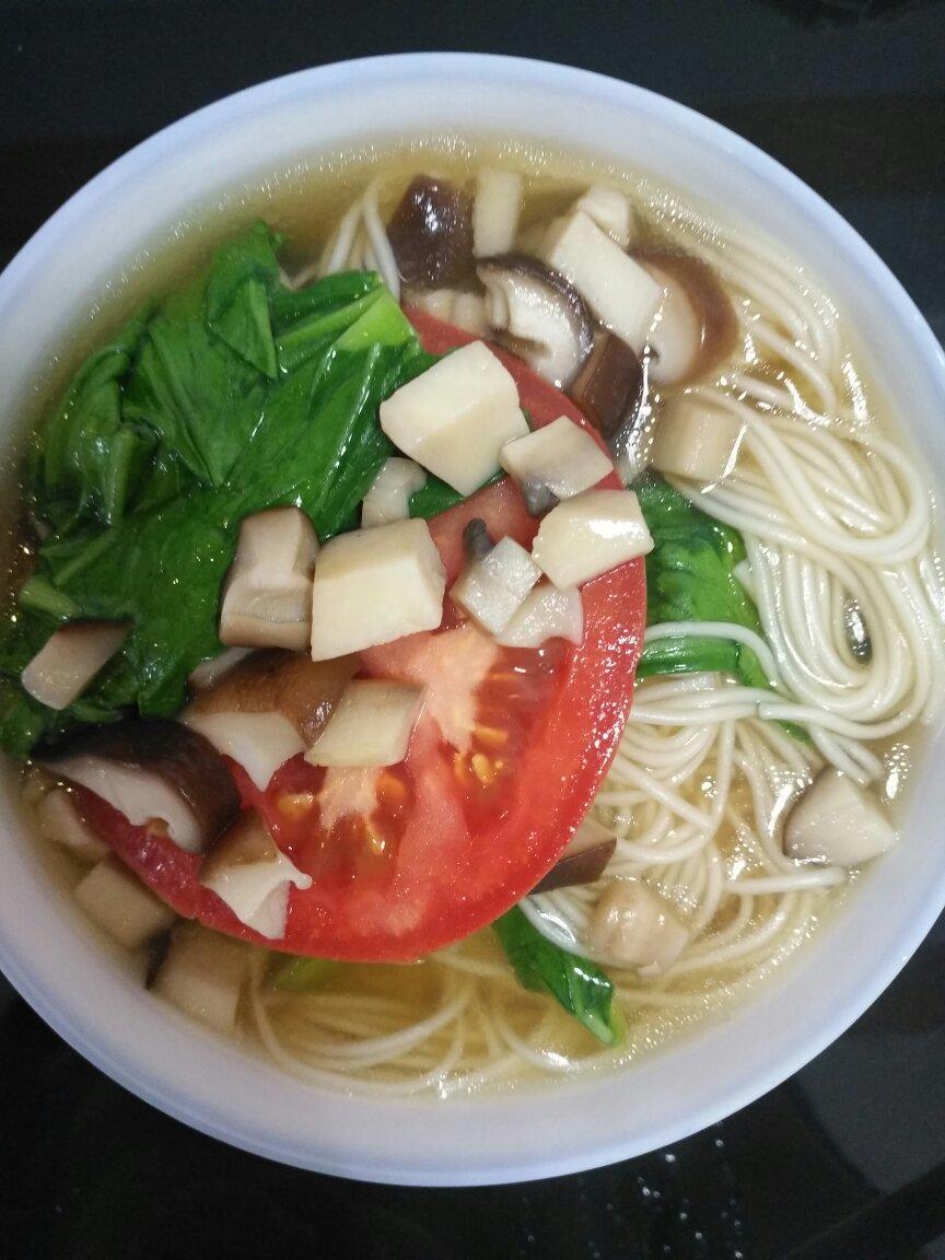 菌汤面条 看得见的香菇 尝得到的鲜美 这才是真正的菌汤