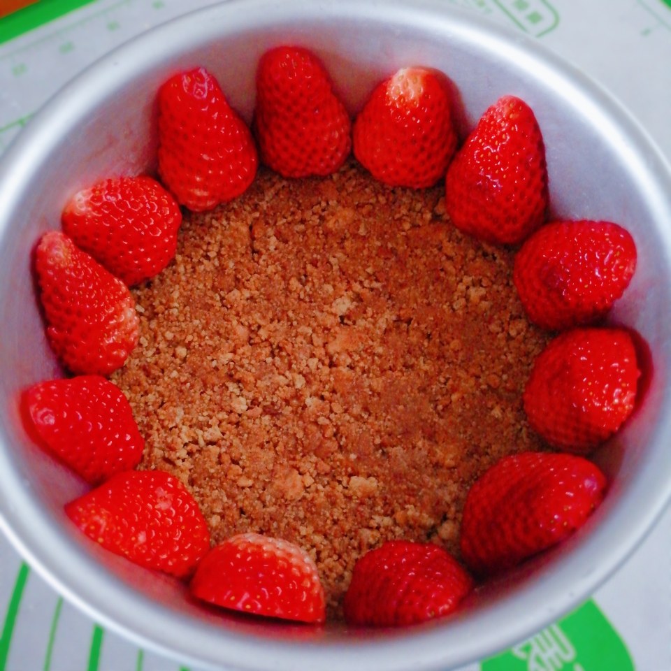 六寸草莓酸奶慕斯的做法 步骤2