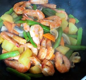 集主食蔬菜蛋白质于一锅的乱炖虾的做法 步骤5